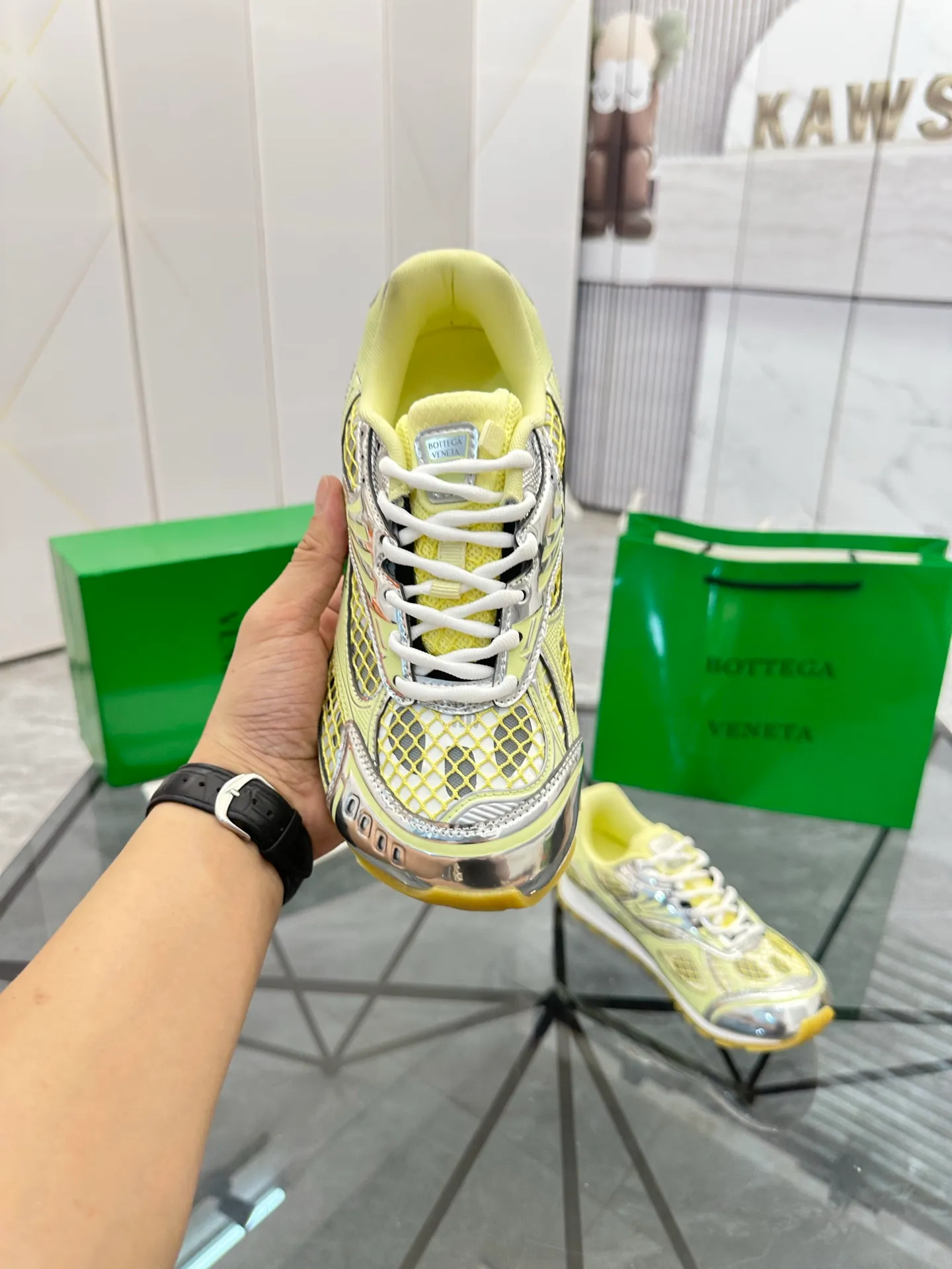Factory men's shoes 💰: 620💰 (top version) BV Orbit sneakers Wang Yibo's same style couple's dad shoes Runner sneakers, made of lightweight technical mesh fabric. Matched with geometric pattern designed rubber outsole Wang Zha series high version Look for the package craftsmanship The actual height is much higher, but the legs are still slim. Very nice and playable and durable Matching to the standard 💯 Package shoe technology Look for the high version The outsole is made of color-blocked TPU outsole Women's model 35 36 37 38 39 40 41 (40 41 customized) Men's model 38 39 40 41 42 43 44 45. (Customized size 38 45.46) No. H345